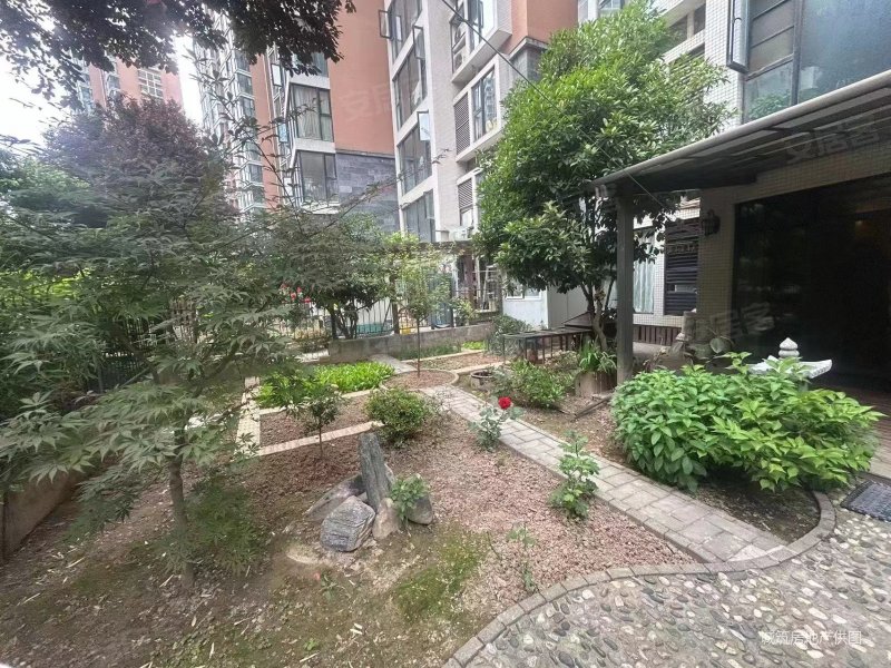 沁水新城一楼带大花园,花园大,南北通透