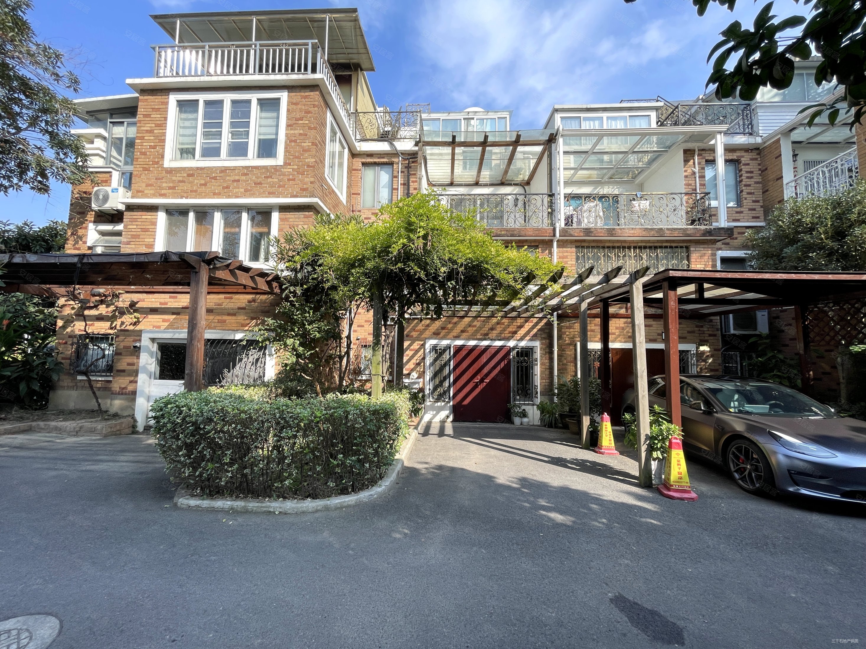 近期必卖房要靠抢的1200w西郊景园联排房东是画家