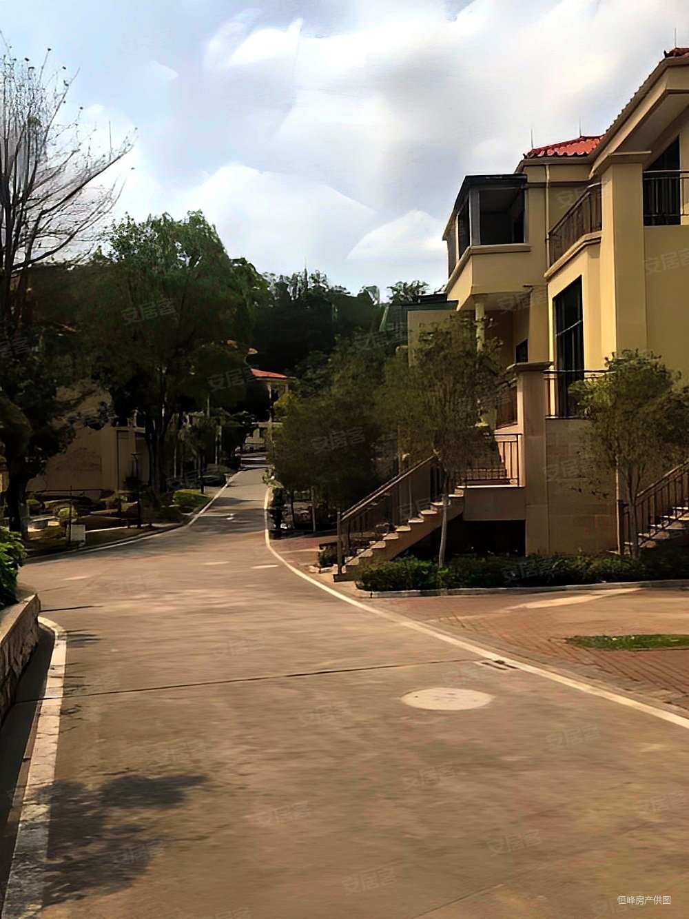 城区西湖边附近边位别墅精装带两个大花园露台停车方便