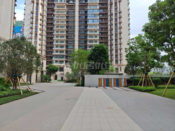 南宁良庆良庆镇五象澜庭府锦苑小区环境优美,绿化好,近地铁口,出行