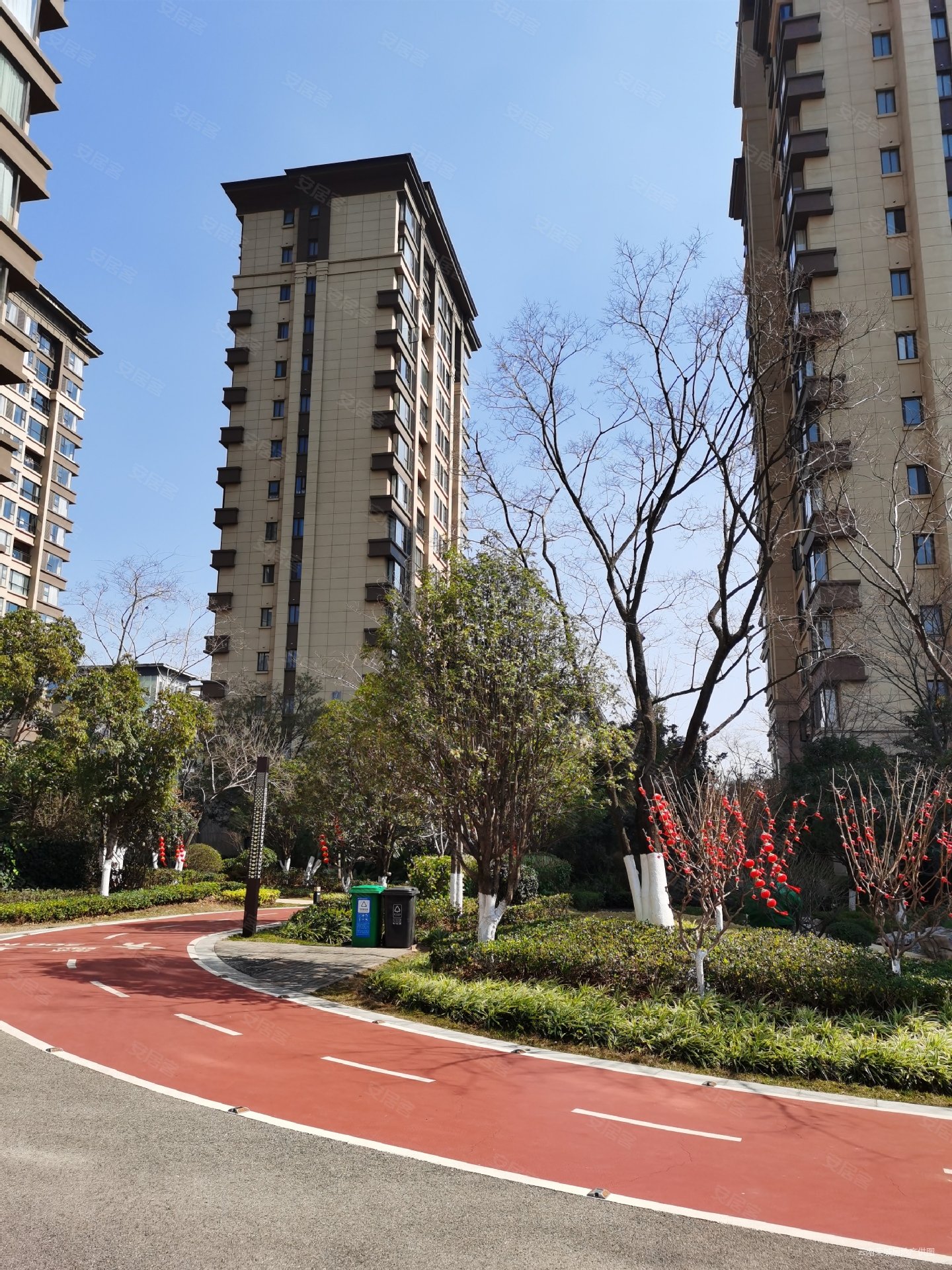 绿地海珀澜庭(一期)4室2厅3卫175.38㎡南北330万