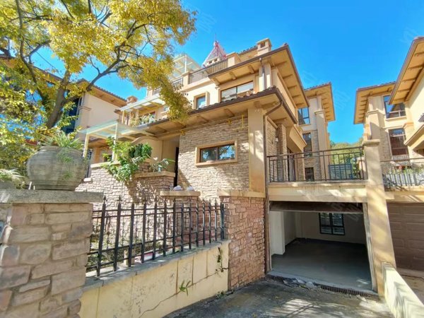 昆明西山滇池度假区滇池卫城滟澜湾(别墅)滇池高尔夫旁 滟澜湾球场边