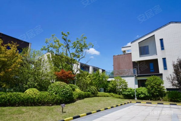 苏里人家现房联排别墅带花园地下室车位5室3卫 370万