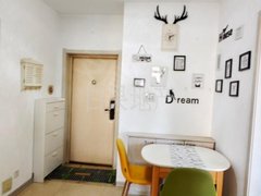 丹东振兴六纬路小学学区保利一期 电梯7楼 精装小两室 包取暖物业 拎包住 有空调出租房源真实图片