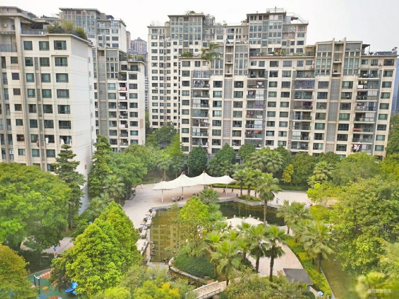 荣和大地一组团花园里