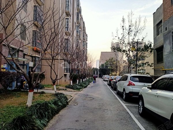 渭南临渭东风大街豪润御城(渭南)西二路地段,集中供暖,中间楼层,家具