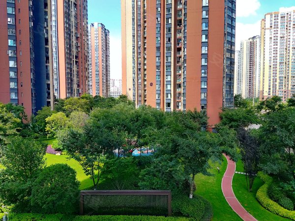 昆明西山前卫营润城5区万达旁 润城五区 全新精装4室 带车位 空房出租