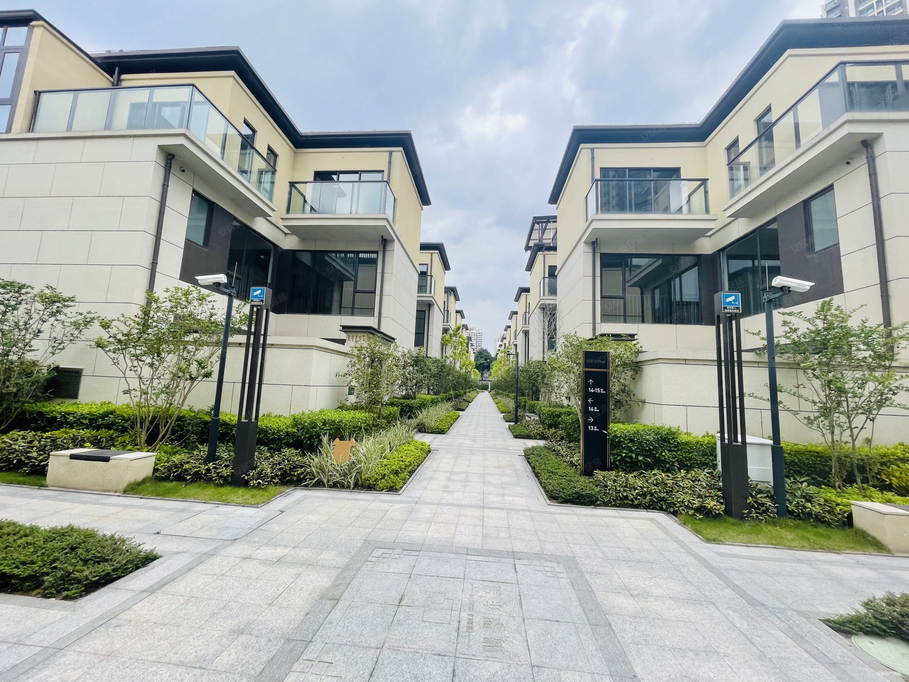 万科首铸翡翠东望别墅142平950万4室2厅4卫