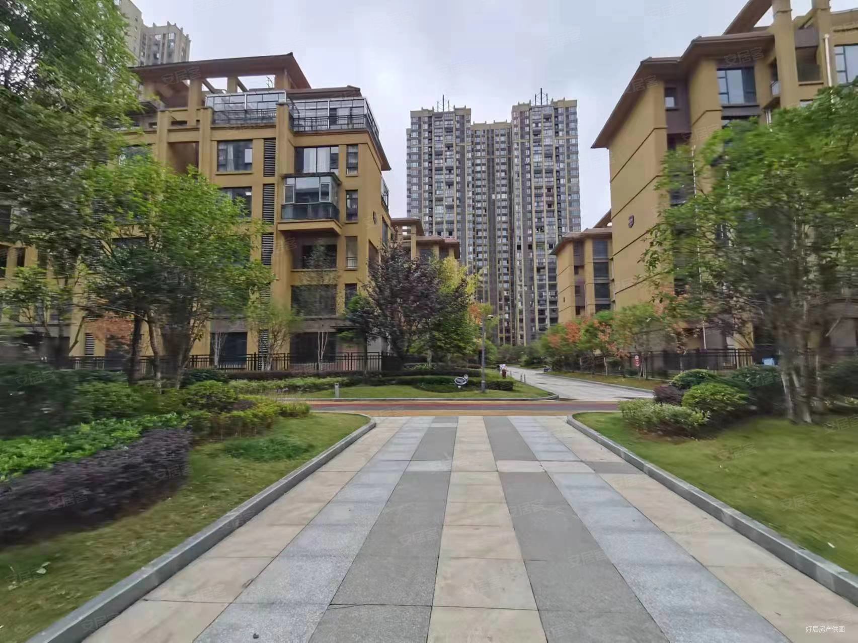 观山湖区带私家大露台宇虹万花城南区电梯房精装可拎包入住