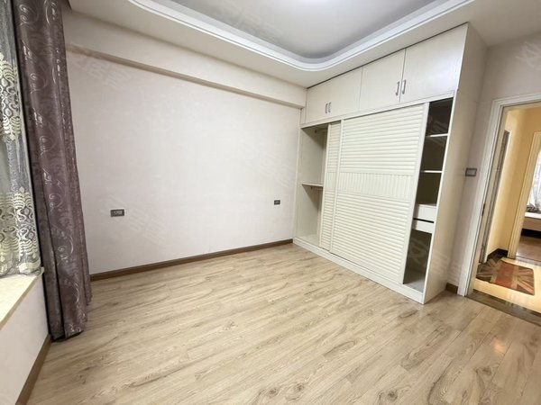 曲靖麒麟万达广场金域蓝苑万达旁边金域蓝苑三室电梯房出租，带家具家电，看房方便出租房源真实图片