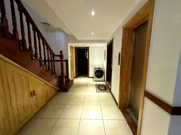 包头稀土高新区黄河大街三江尊园(别墅)租别墅找小郭 三江尊园别墅 精装修 带大院 看房方便提前联系出租房源真实图片