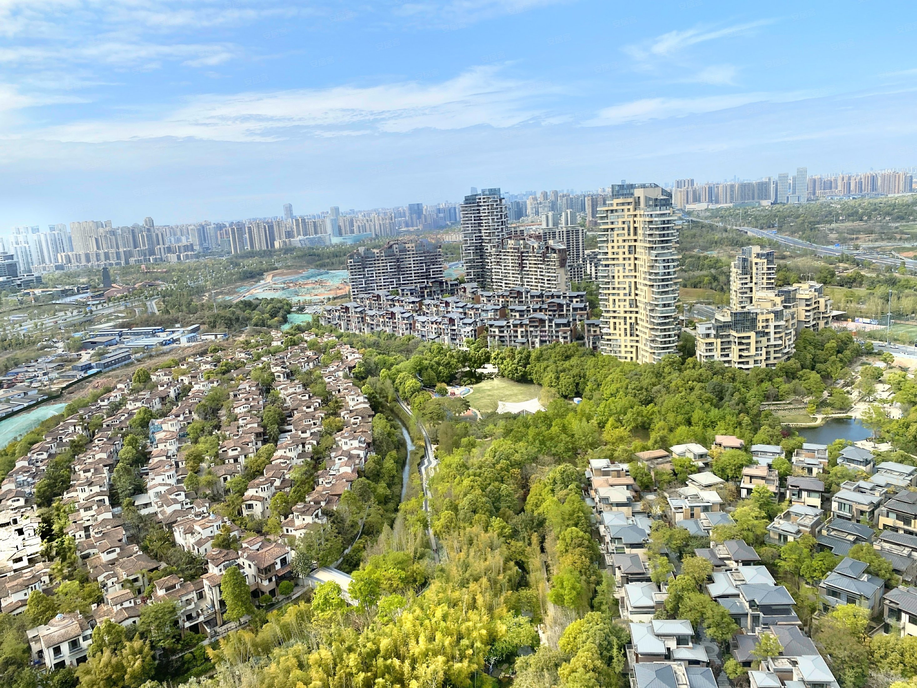 业主诚意出,麓湖生态城浔岭二手房,780万,4室2厅,3卫,180平米-成都