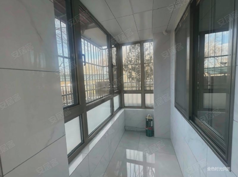 阳光水岸 精装两居 中层 满五年 小区中心 近地铁 有车位