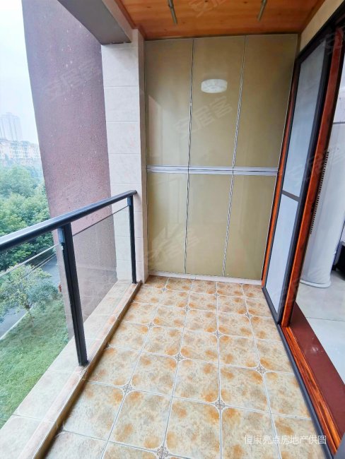 荣昌新区小高层三房两卫 五十多点家具家电齐全 还可能看河,雍景湾