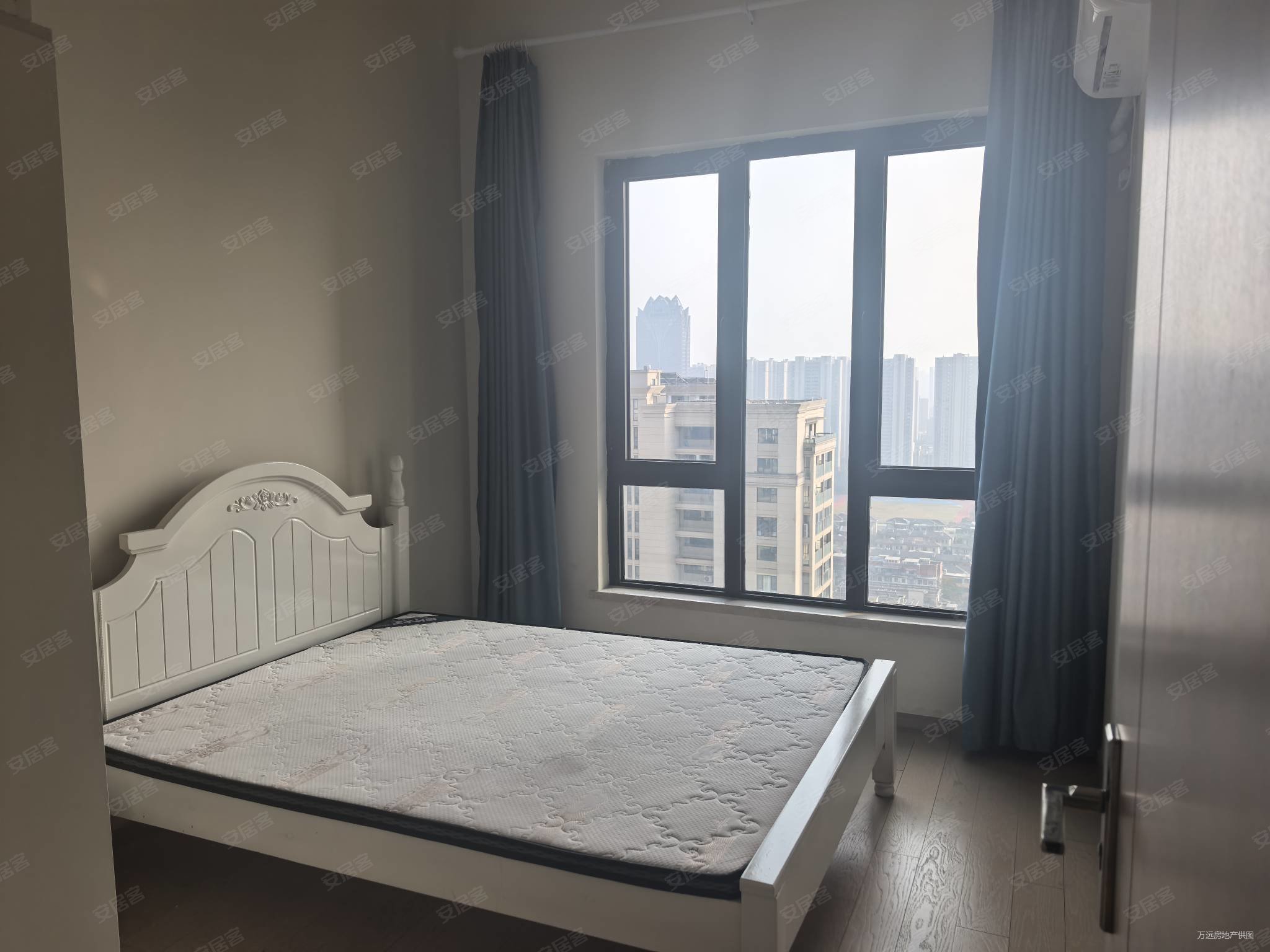 赞成名仕府4室2厅2卫119㎡南106万