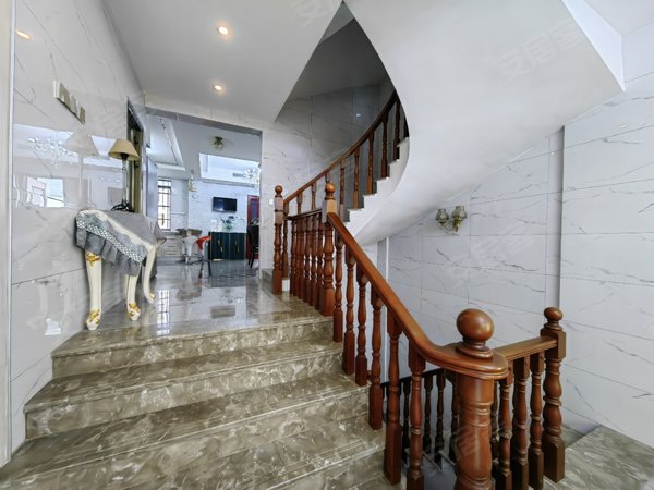 福州仓山建新路美林湾(东区别墅)美林湾联排别墅5层使用豪华装修200万