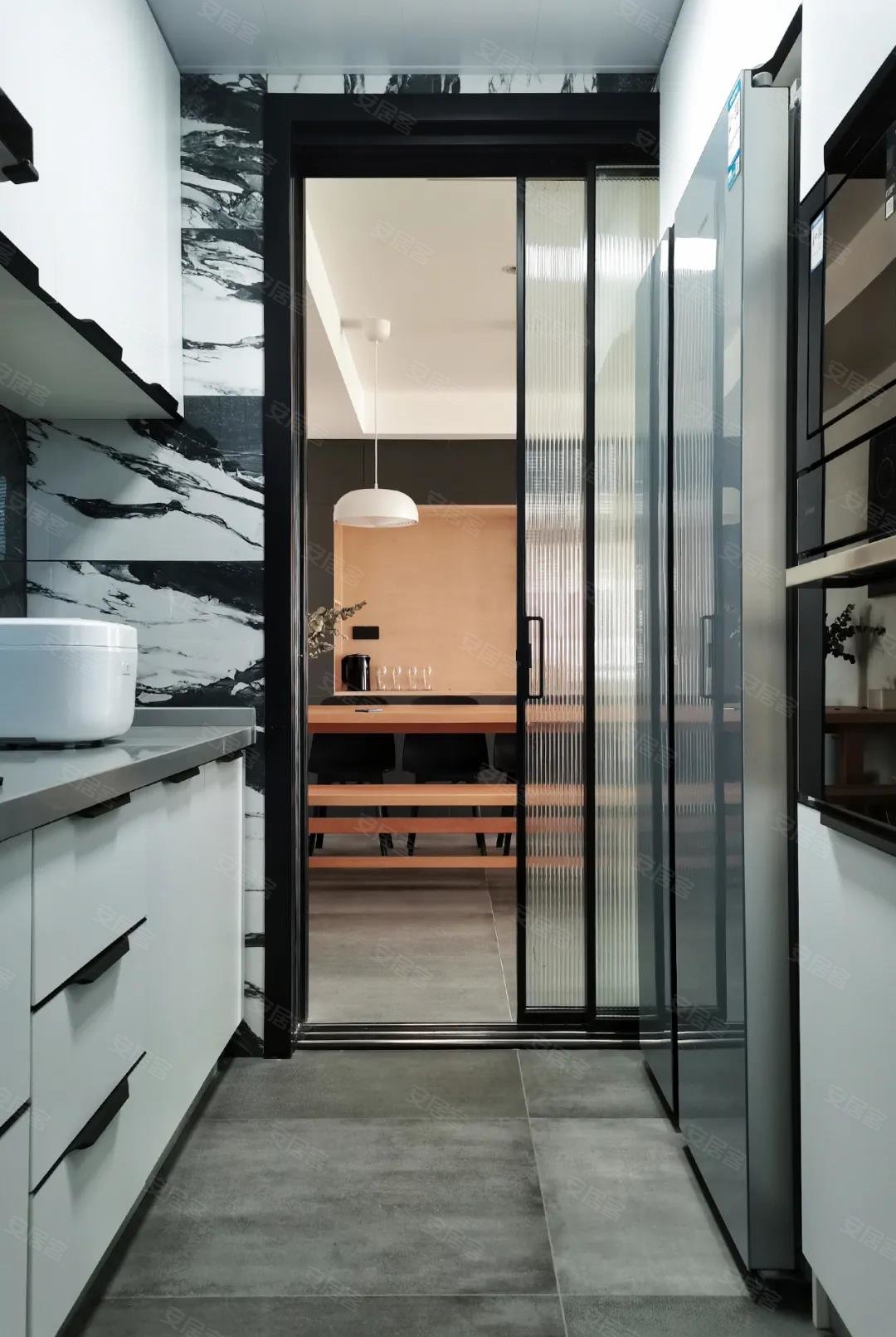 厨房在餐厅对面, 用长虹玻璃移门隔断,隔离油烟,不阻碍光线穿透.