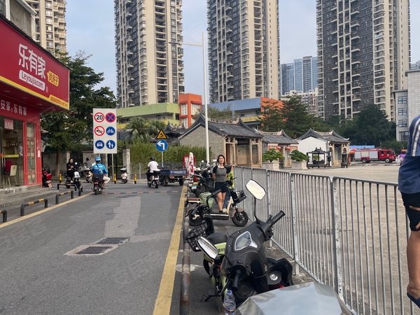 深圳宝安西乡流塘路206号小区12号线,流塘地铁口,大单间带大阳台,阳光