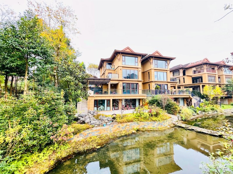 泰式独栋别墅依山傍水150平私家花园直看青城山脉