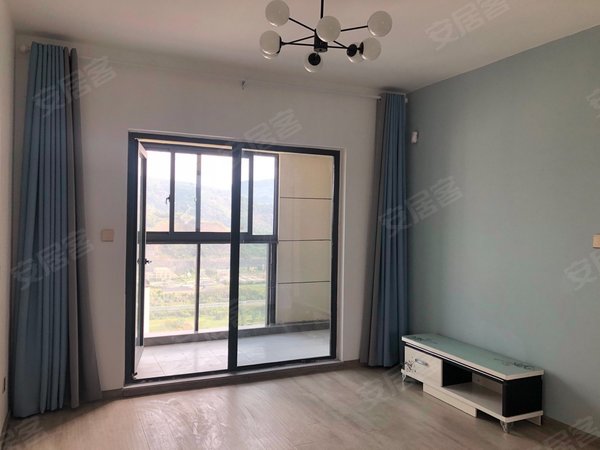 杭州临安临安城区花漫里(临安)医学院旁,带车位,家具会配齐,随时看房!