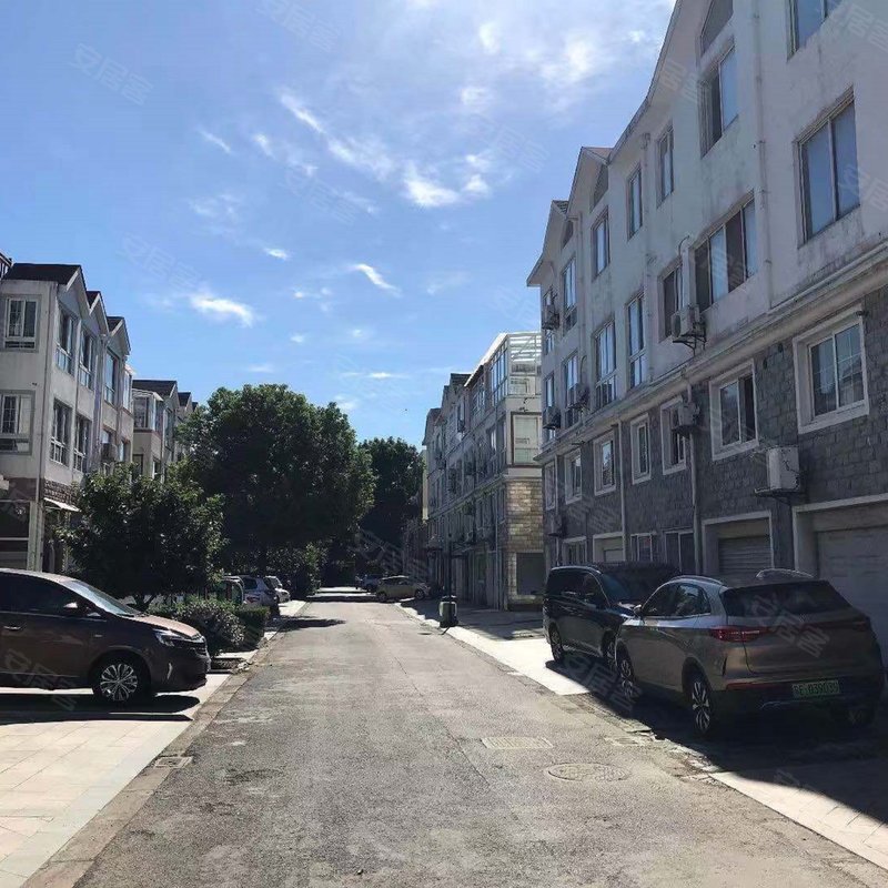 小区东门100米就是港龙乐汇城,200米就是胥欣农贸市场,小区50米是在建