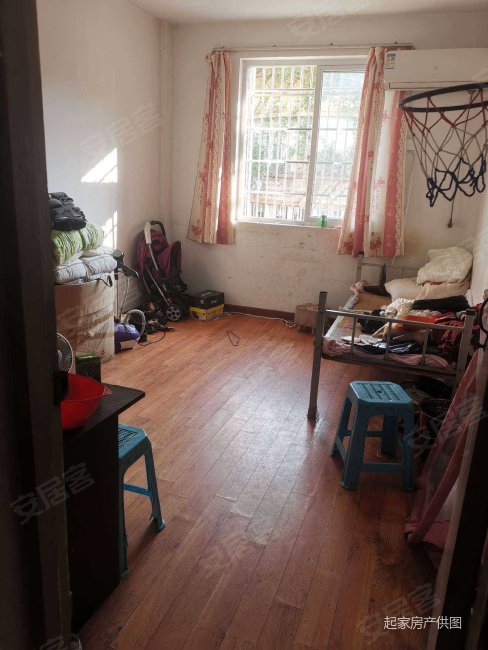 鸿翔景苑3室2厅1卫简单装看中再议