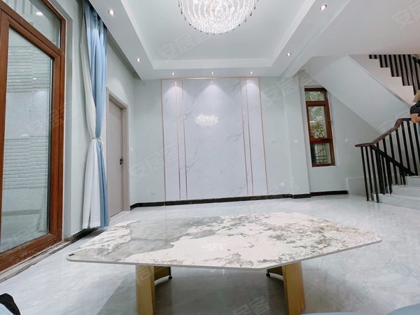 上海宝山顾村新天地荻泾花园(别墅)新天地狄泾花园联排别墅顶层露台四