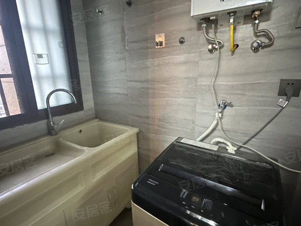 衢州柯城西区新湖玫瑰园新湖玫瑰园电梯高层2室2厅1卫精装修拎包入住位置好出租房源真实图片