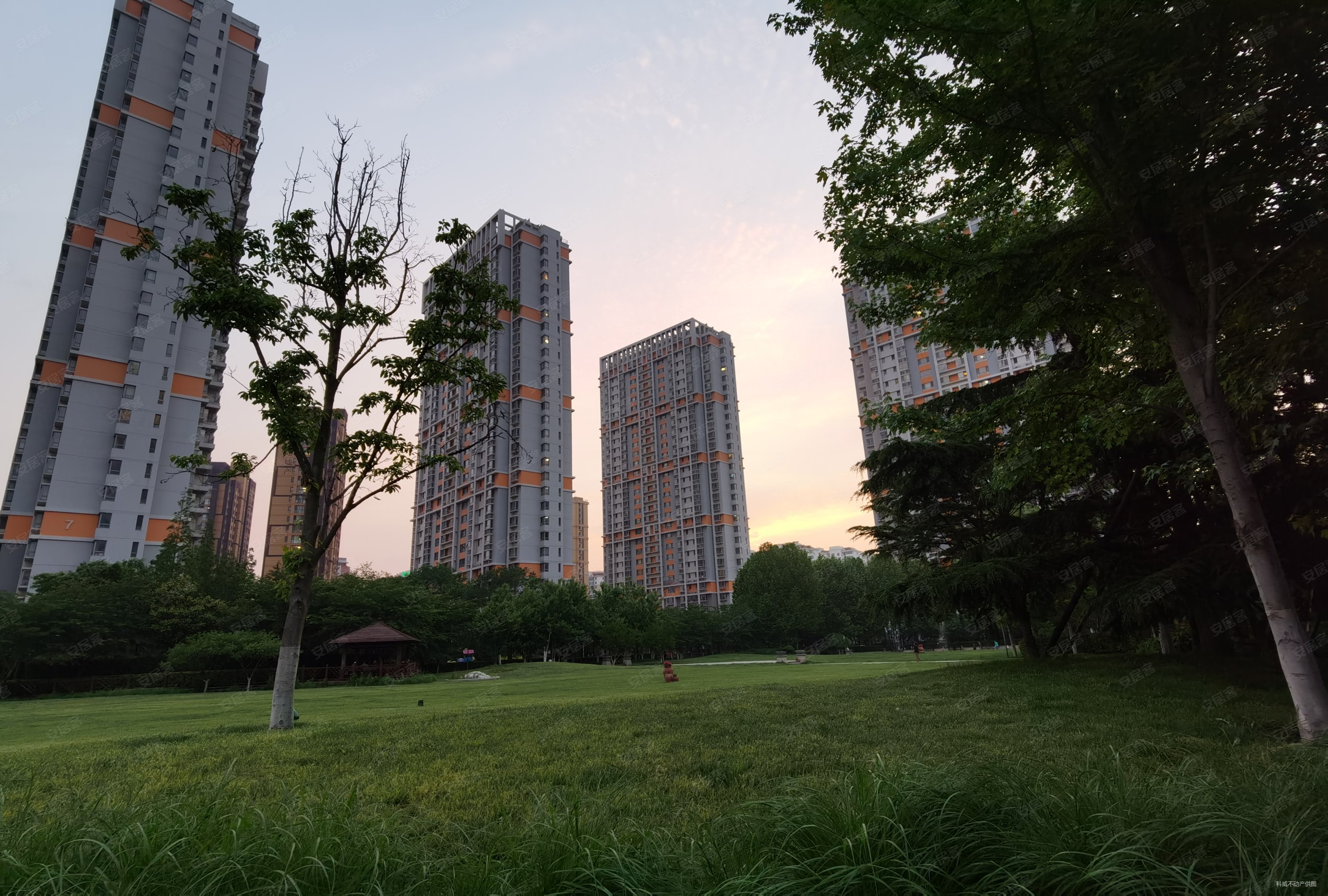 诚售鲁信含章花园好楼座看花园精装套一厅中间楼层不挡光