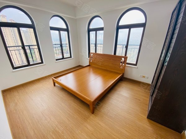 珠海高新区唐家湾华发蔚蓝堡蔚蓝堡 顶楼复式有部份家私电可合租可