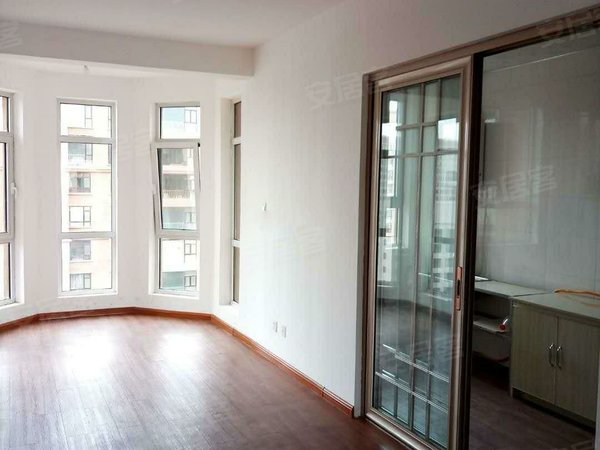 张掖甘州中心广场金城国际4319金城国际电梯房三室二厅二卫精装房出租