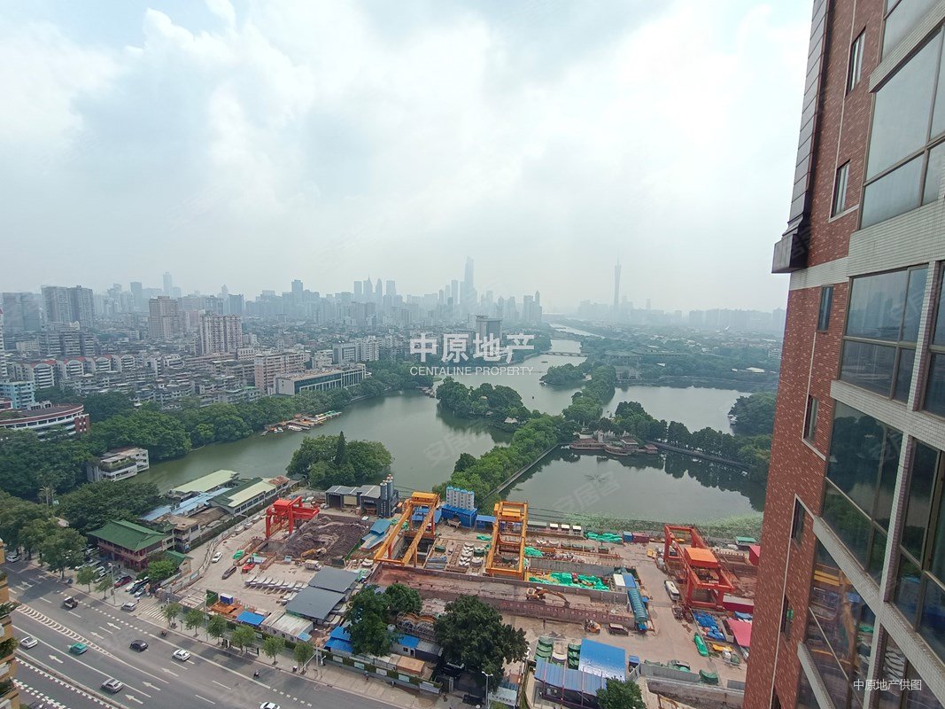 东湖肯辛顿3室2厅2卫140.71㎡东北1300万