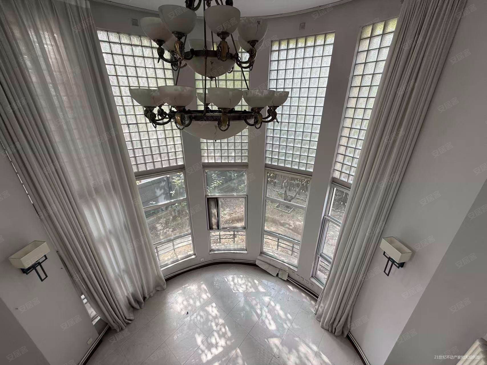 一栋洋房5室2厅3卫261㎡南北1400万