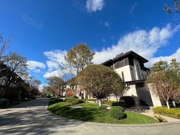 昆明官渡新螺蛳湾海东俊园(1期)建在公园里的别墅 俊发海东俊园 三层