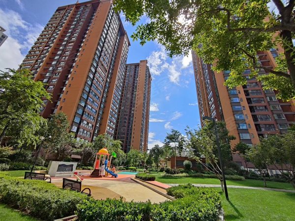 昆明西山大商汇润城2区万达旁 日新路润城二区 精装三室 全套家具家电