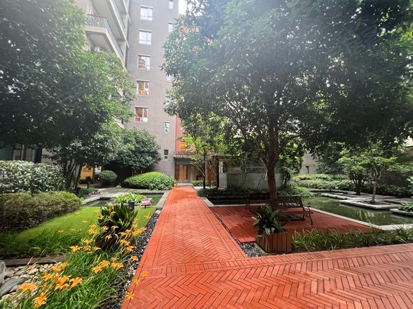 上海黄浦淮海中路思南公馆东苑复兴公园思南文艺区,小区中央次顶楼