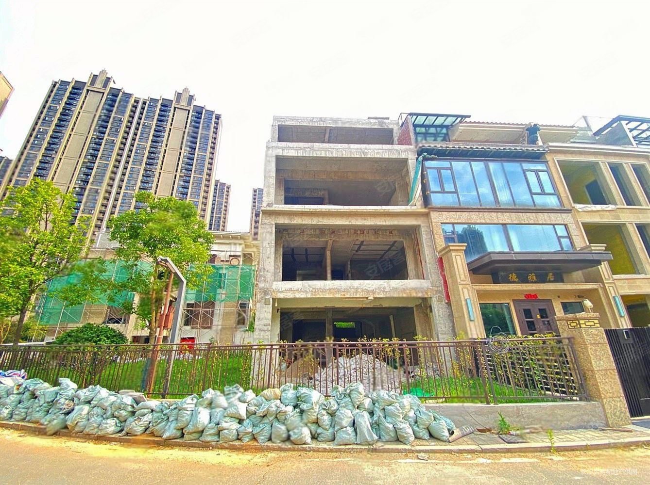 长沙玫瑰园(别墅)5室3厅5卫213.66㎡南北550万