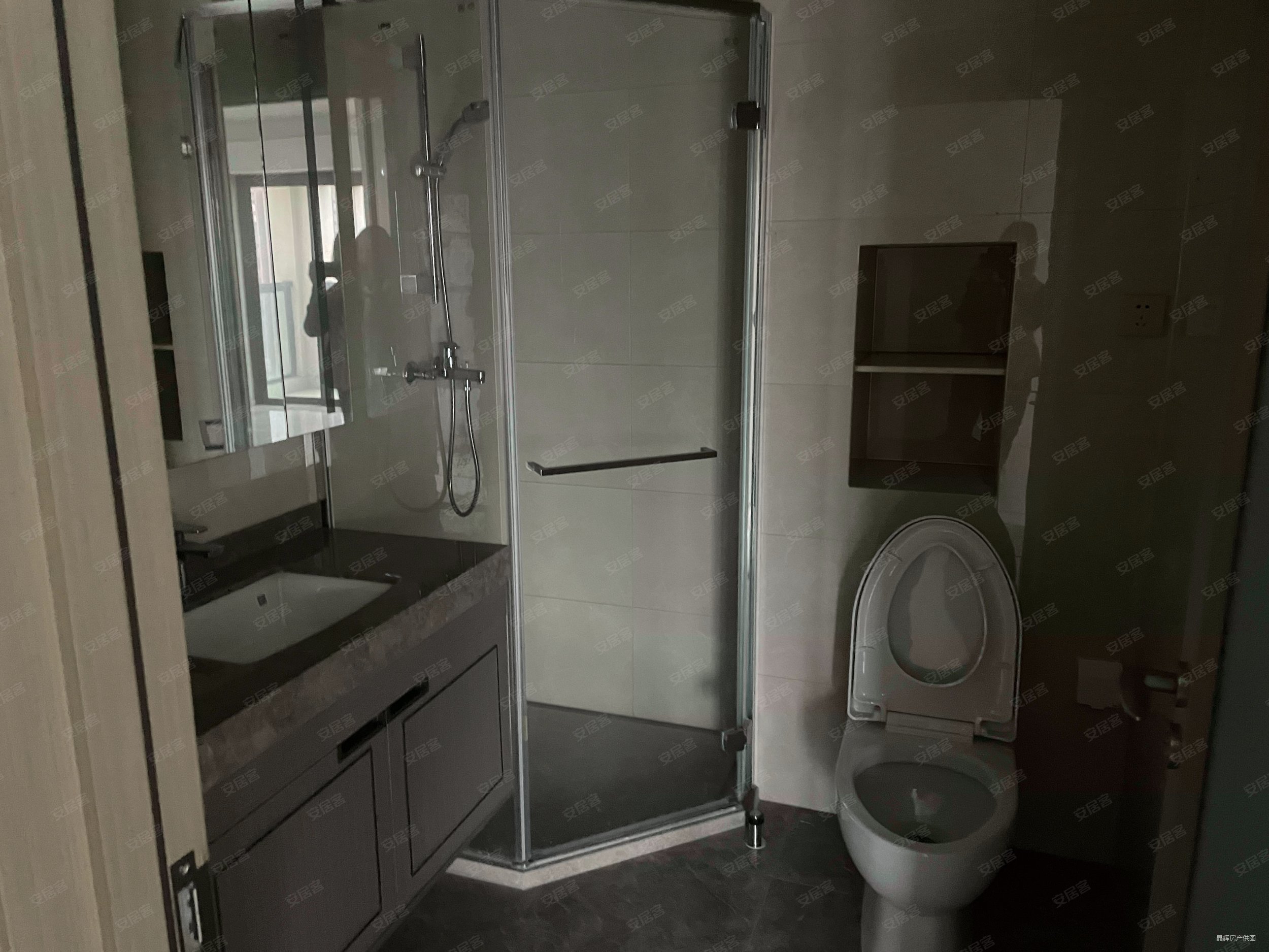 龙山名都4室2厅3卫169㎡南北285万