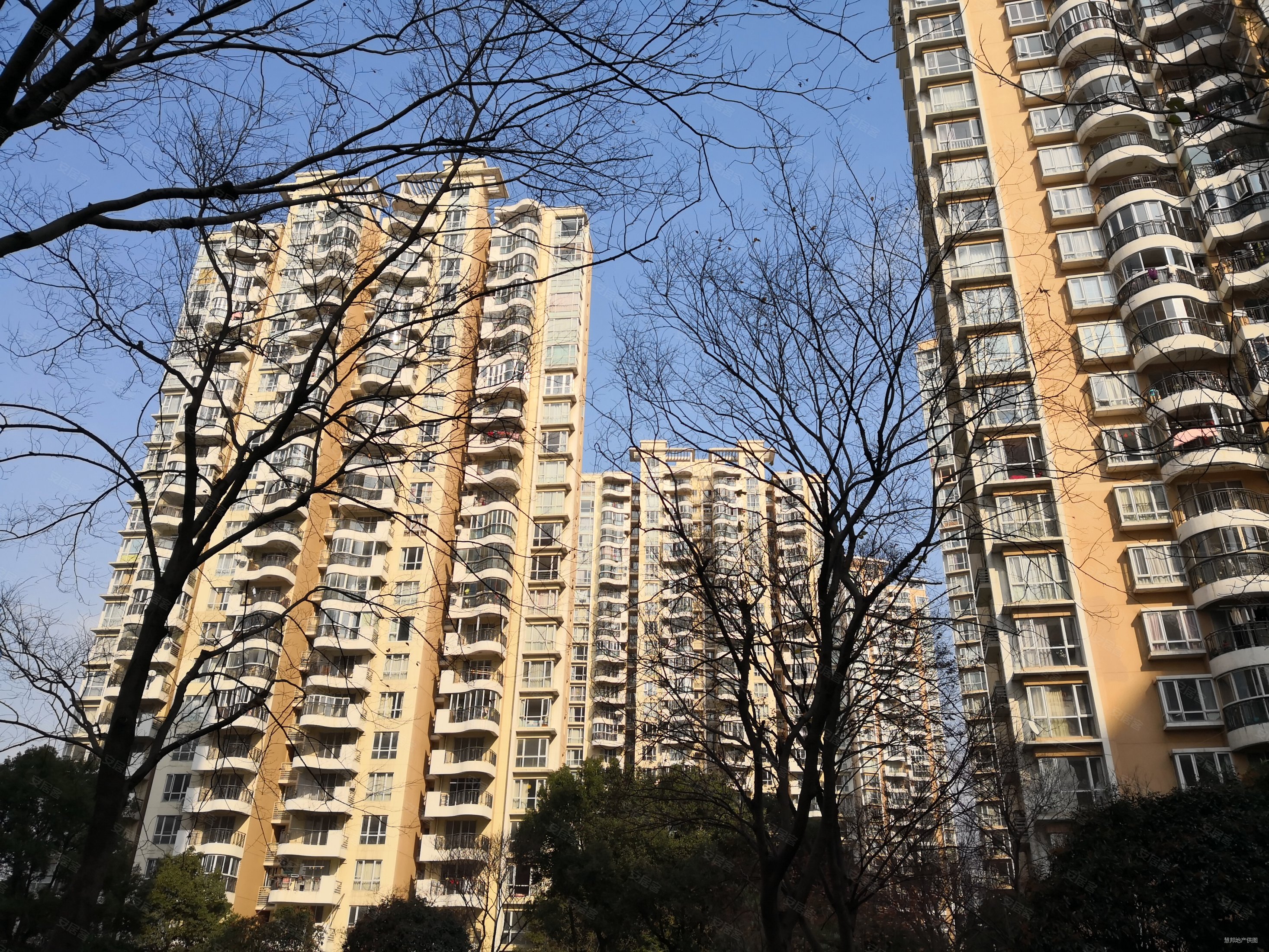 天山河畔花园4室2厅4卫231.42㎡南北2100万