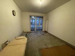 天津津南双港李桃园 毛坯一室 简单的家具，可以住，也可以放货物出租房源真实图片