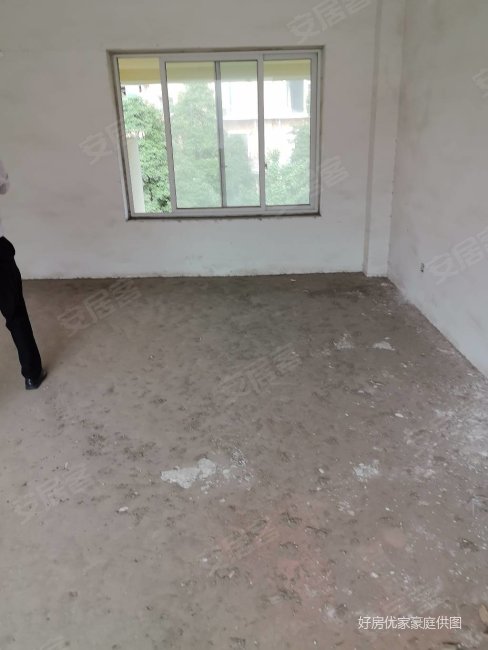 龙府花园4室2厅2卫199.8㎡南北144万