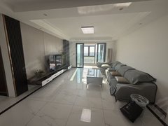 如皋长江镇长江镇政府中南江滨悦 4室2厅2卫 140平 电梯房 精装修出租房源真实图片