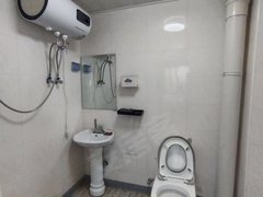 鞍山立山立山广场孟泰公园住宅楼，电梯十八层，屋子干净，采光好，交通购物便利。出租房源真实图片