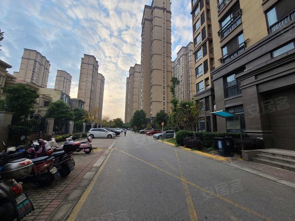 无锡惠山堰桥嘉利华府庄园(十区)实拍 地铁口华府庄园 精装三房 随时