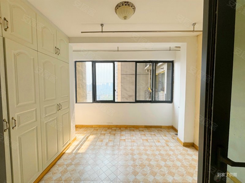 可以做4房 阳台12平 楼下就是轻轨站,恒基雍翠名门二手房,132万,3室2