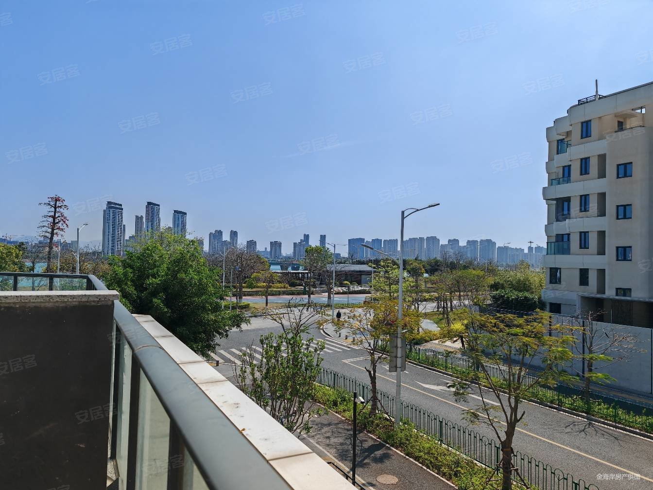 保利和光屿海4室2厅2卫132.79㎡南300万