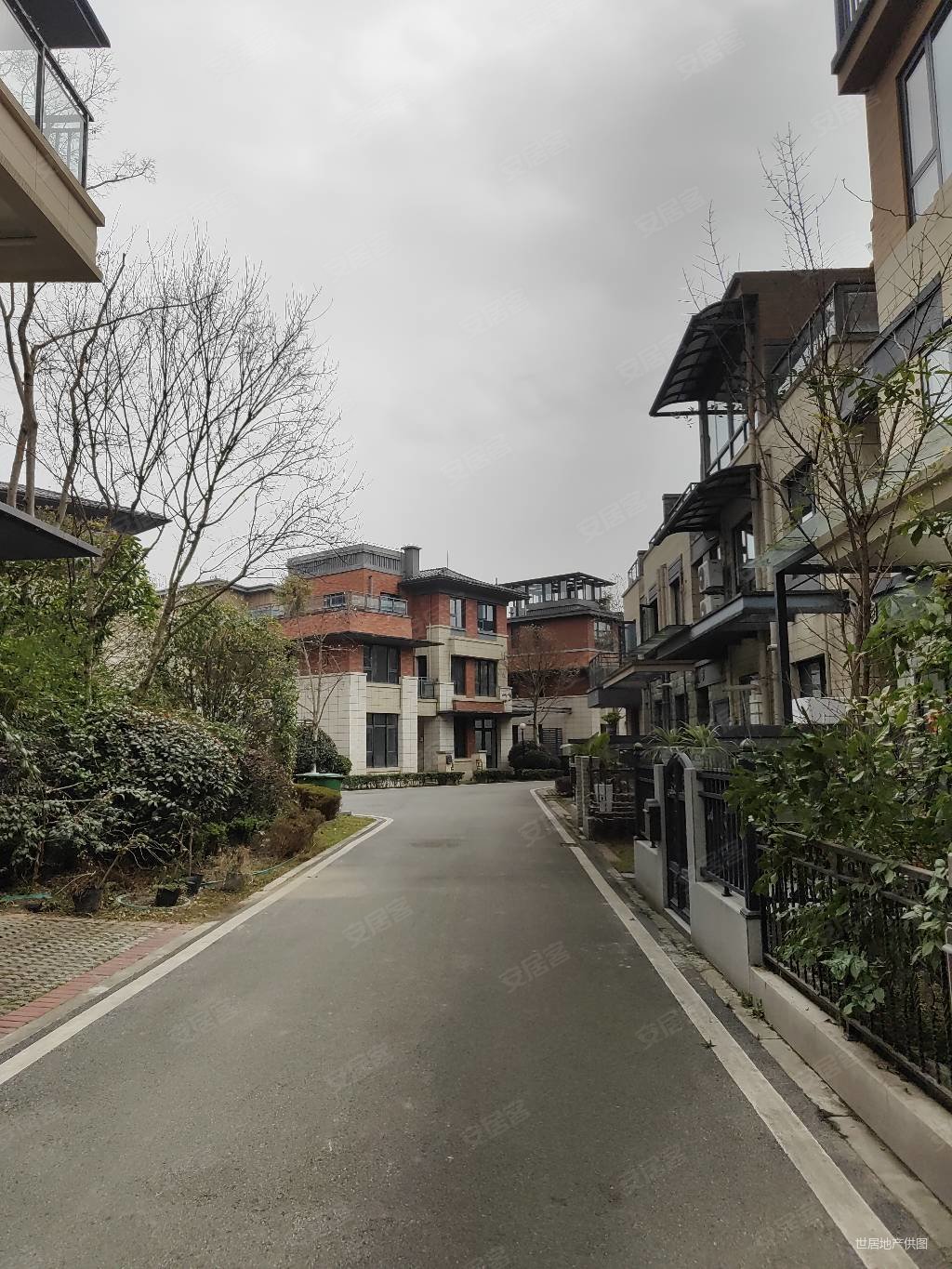 揽山墅联排别墅带小花园有露台采光好视频开阔随时看房子