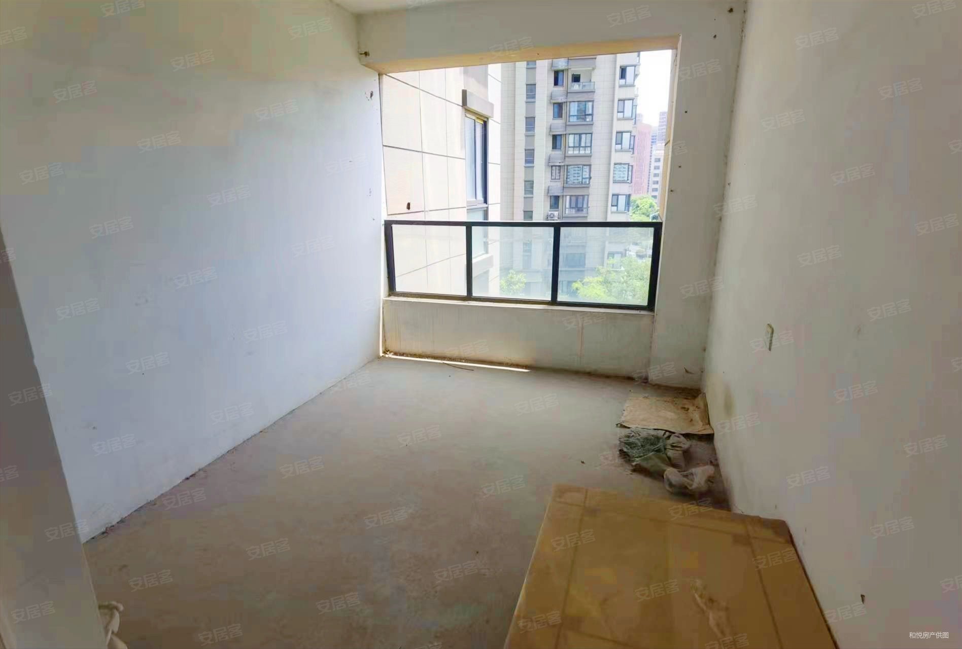 南京房产网>南京二手房>栖霞二手房>仙林湖二手房>保利罗兰春天>1896