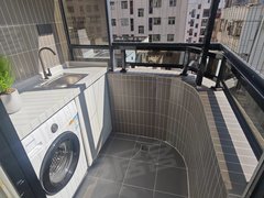 深圳宝安流塘12号线流塘地铁 阳台精装单间民水民电可押一付一南北通透实拍出租房源真实图片