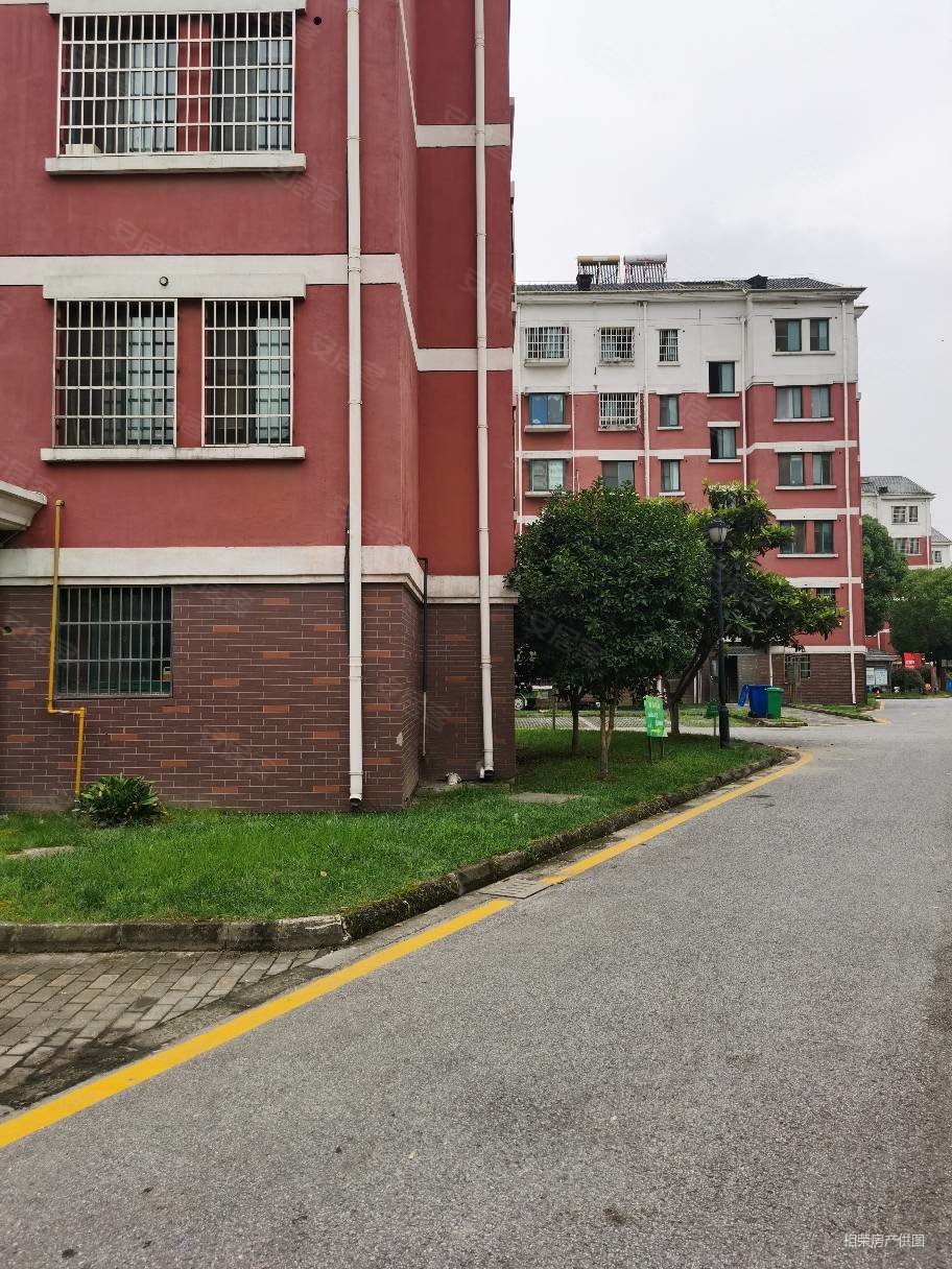 送阁楼和车库漕湖花园顶带阁三个房间房东诚意出售随时看房